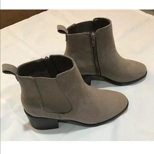 Gap Women’s Chelsea Boot in Graystone ~ Size 8 ~